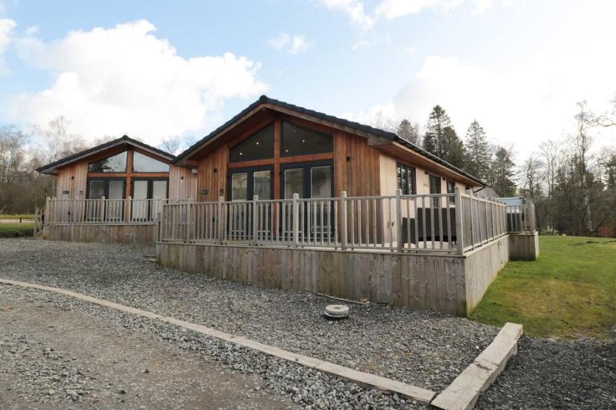 WILLOW LODGE, pet friendly, with hot tub in Otterburn