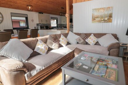 PINE TREE, pet friendly, luxury holiday cottage in Otterburn