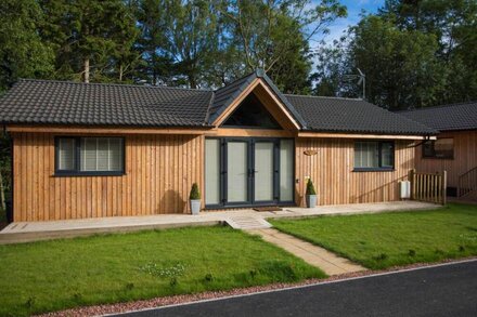 TREETOPS, pet friendly, character holiday cottage in Otterburn