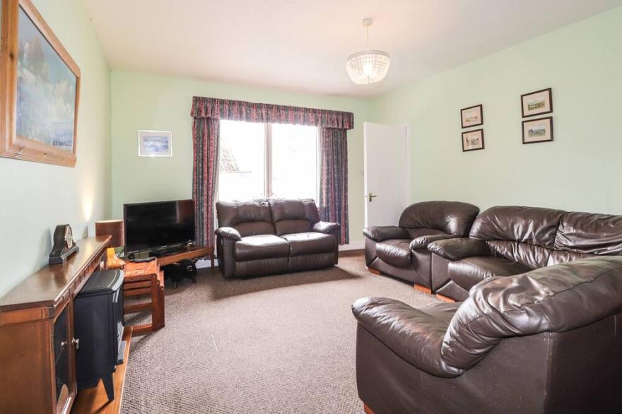 TOFTINGALL FARM COTTAGE, pet friendly, with a garden in Watten