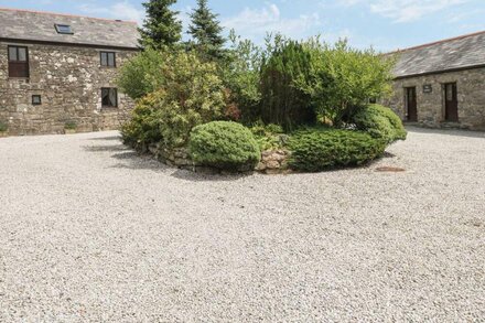 THE HAYLOFT, pet friendly, character holiday cottage in St Neot