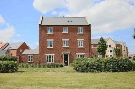 Premium 4 large double bed townhouse in Bicester