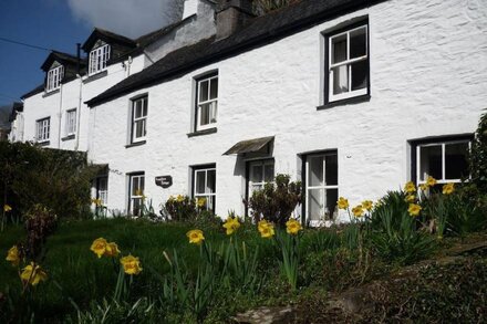 Pretty Cornish Cottage In The Coastal Resort Of Polperro With Garden & Parking