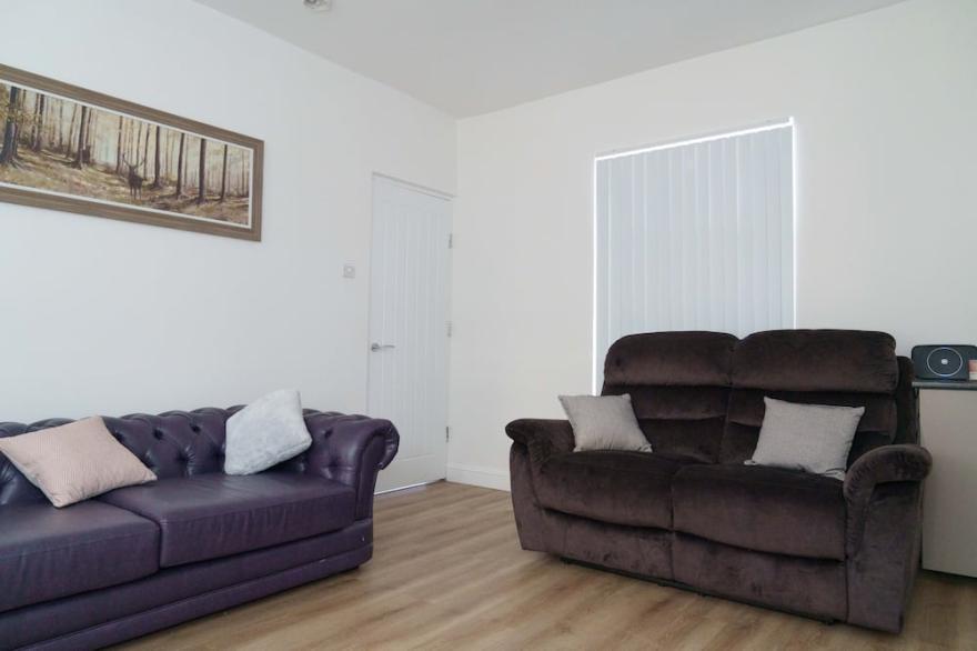 Modern 4 Bedroom House Sleeps 10 People In Leeds