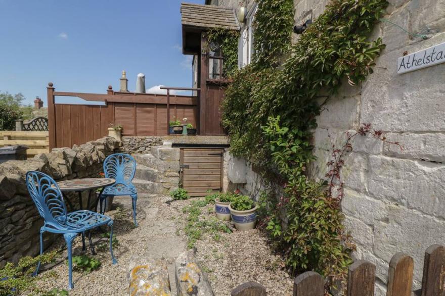 ATHELSTAN COTTAGE, Pet Friendly, With Open Fire In Stroud