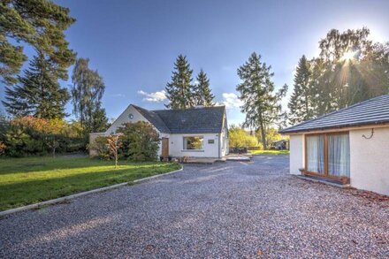 Charming 2-Bed Cottage in Inverness