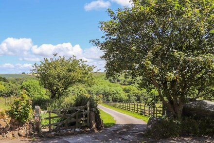 SUNBURY BARN, pet friendly, character holiday cottage in St Agnes