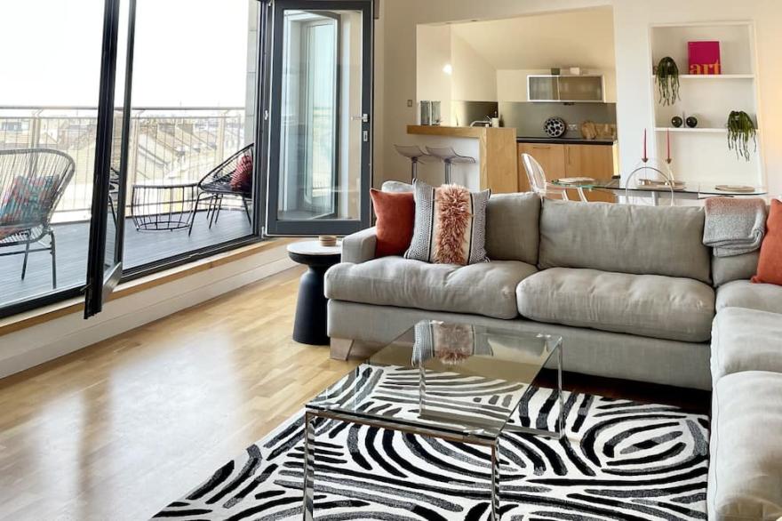 Breathtaking Views from Spacious Modern Penthouse in Center of Edinburgh