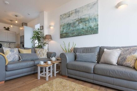 HEPWORTH APARTMENT, pet friendly, with a garden in St Ives