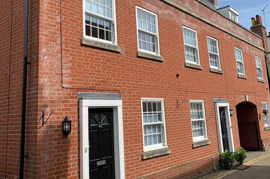 Located In The Centre Of Old Harwich , Metres Away From Beach And River.