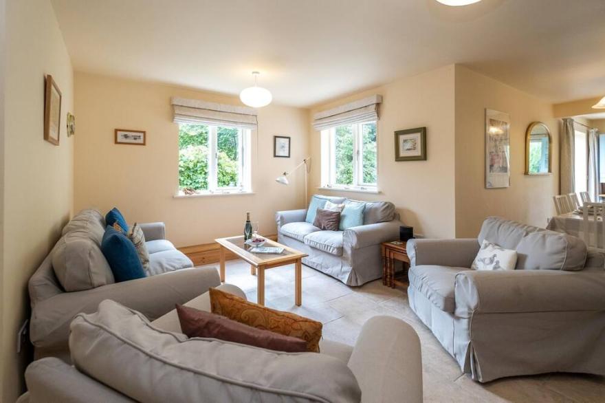 Willow House - sleeps 7 guests  in 4 bedrooms