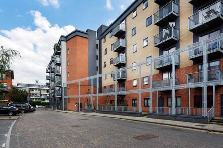 Contemporary by Regent’s Canal, by Veeve