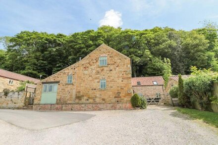 WOODSIDE BARN, family friendly, character holiday cottage in Thirsk