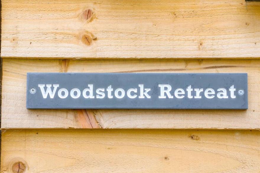 WOODSTOCK RETREAT, pet friendly, with a garden in Chardstock, Devon