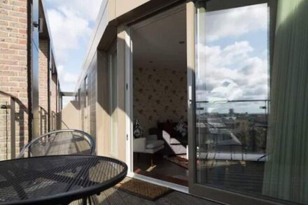 Modern Station Penthouse with Balcony, Parking & Sleeps 6