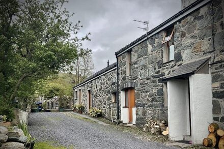 Beudy Bach Farm Cottage for2<br>Hot Tub & Gym <br>Snowdonia National Park <br>& ZipWorld