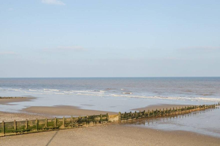 NEWBEGIN COTTAGE, pet friendly, with a garden in Hornsea