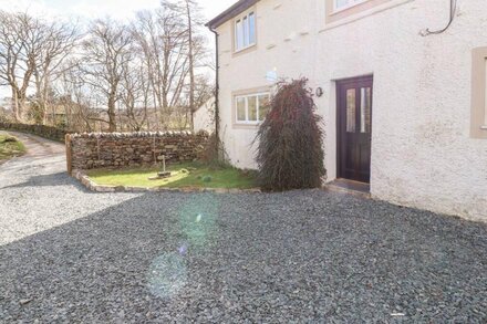 ONE TOWN END, pet friendly, character holiday cottage in Mungrisdale