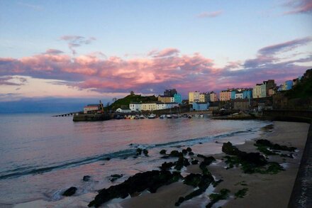 Fully modernised Tenby harbourside apartment. Perfect for beach and town alike