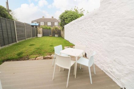 STAC POLLY COTTAGE, pet friendly, with a garden in Helston