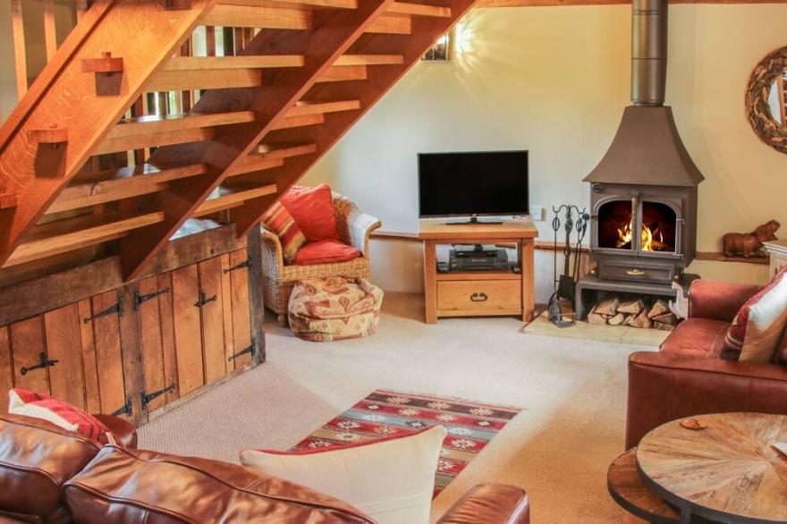 BIRCHOPE BYRE, family friendly, character holiday cottage in Wentnor