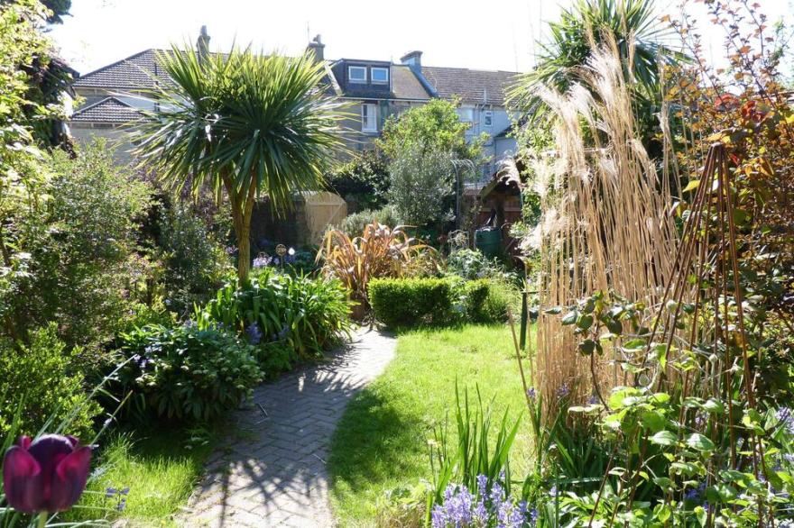 Cosy cottage hideaway for couples close to centre and beach with 1 bedroom