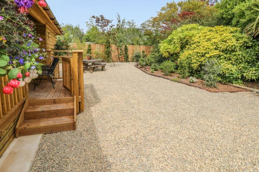 WILLOW LODGE, pet friendly, character holiday cottage in St Florence