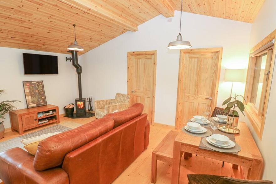 WILLOW LODGE, pet friendly, character holiday cottage in St Florence