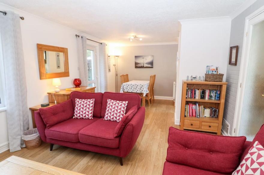 ANNES COTTAGE, character holiday cottage, with a garden in Keswick