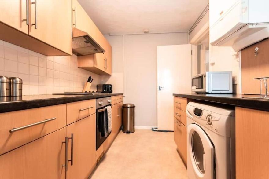 Perfect Location Gunwharf 2 Bedroom Apartment! Sleeps 5!