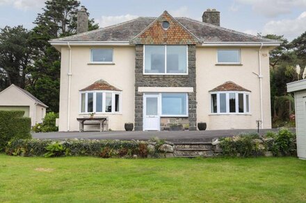 NANT Y WYDDAN, family friendly, with open fire in Criccieth