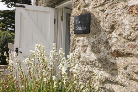 THE OLD STUDIO, romantic, character holiday cottage in St Just