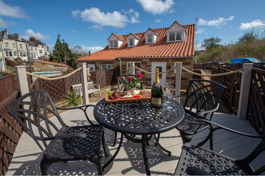 ESTUARY VIEW, pet friendly, with a garden in Whitby