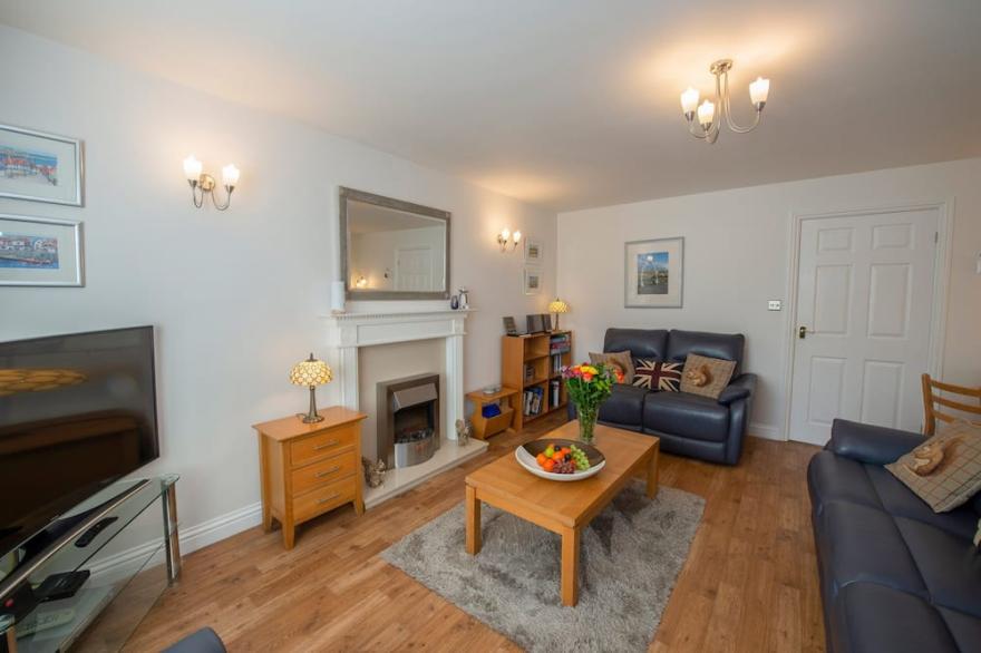 ESTUARY VIEW, pet friendly, with a garden in Whitby