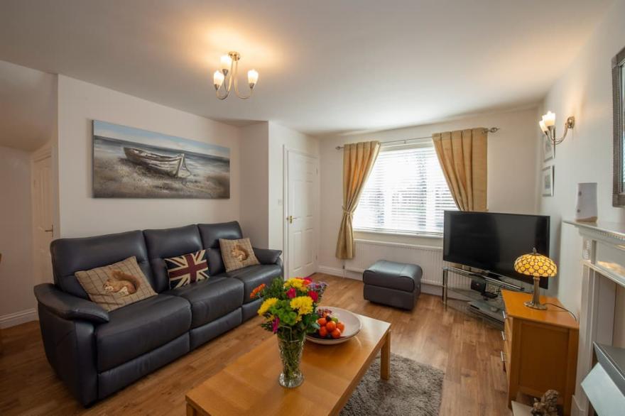 ESTUARY VIEW, pet friendly, with a garden in Whitby