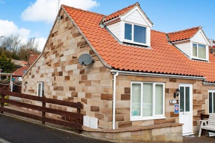 ESTUARY VIEW, pet friendly, with a garden in Whitby