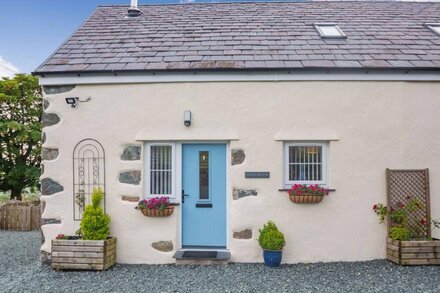 MARCHLYN, pet friendly, character holiday cottage in Deiniolen