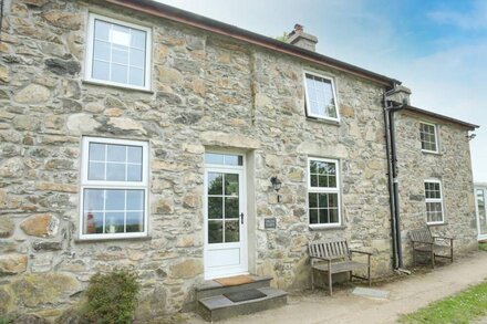 FRON FAWR, family friendly, with open fire in Nefyn