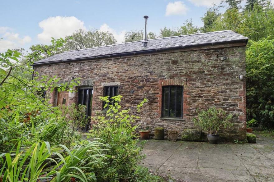 TAMAR BARN, pet friendly, character holiday cottage in Gulworthy