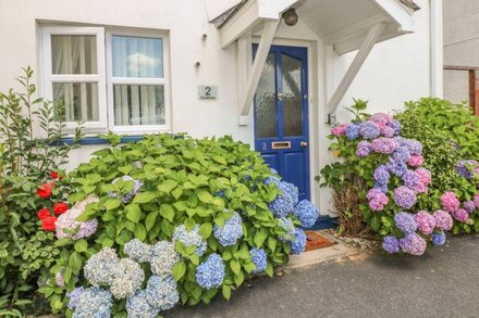 2 PRIMROSE COTTAGE, pet friendly, with a garden in Saundersfoot