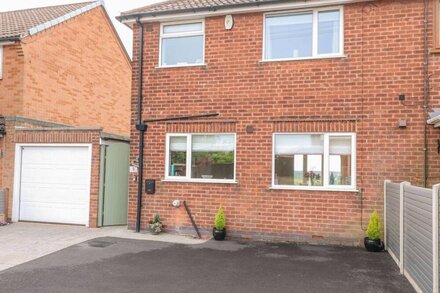 HOLLINWELL VIEW, family friendly, with hot tub in Kirkby-In-Ashfield