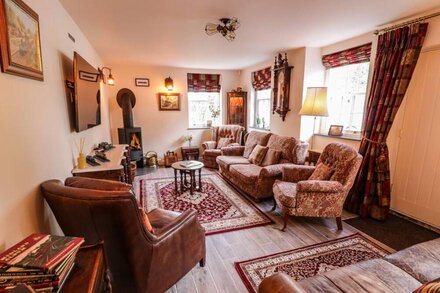 STATION MASTERS COTTAGE, pet friendly, with open fire in Blakedown