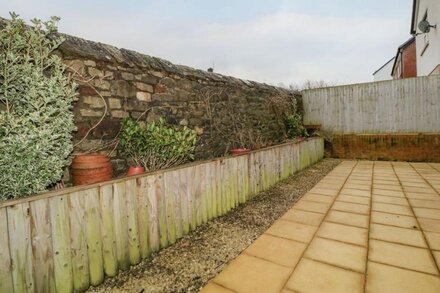 WOODVILLE COTTAGE, pet friendly, with a garden in Cockermouth