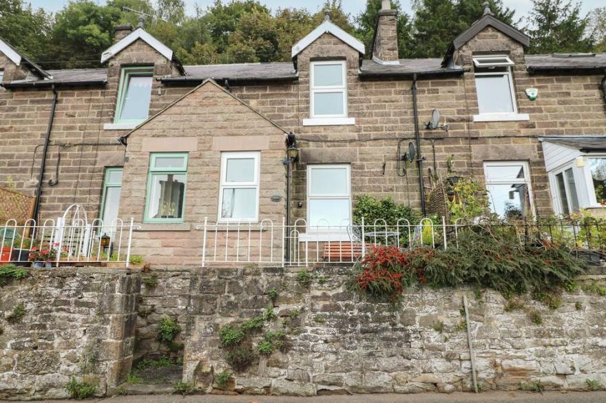 PEAK VIEW, pet friendly, character holiday cottage in Matlock