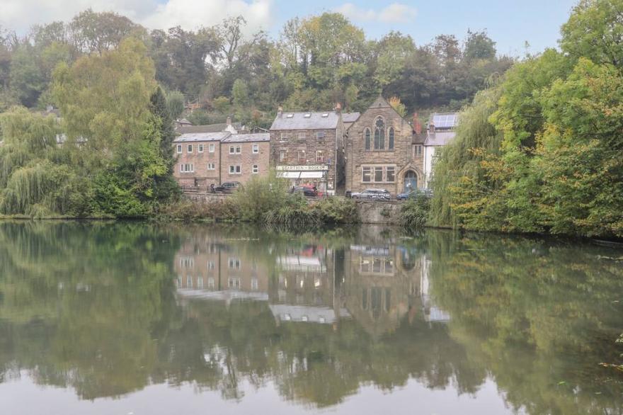 STABLE COTTAGE, pet friendly, with open fire in Cromford