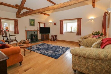 DRUMLINS, pet friendly, character holiday cottage in Lowick Green