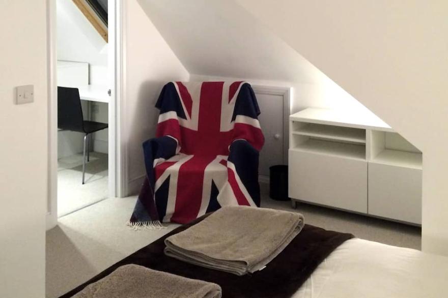 Cozy Loft Room In West London, Chiswick