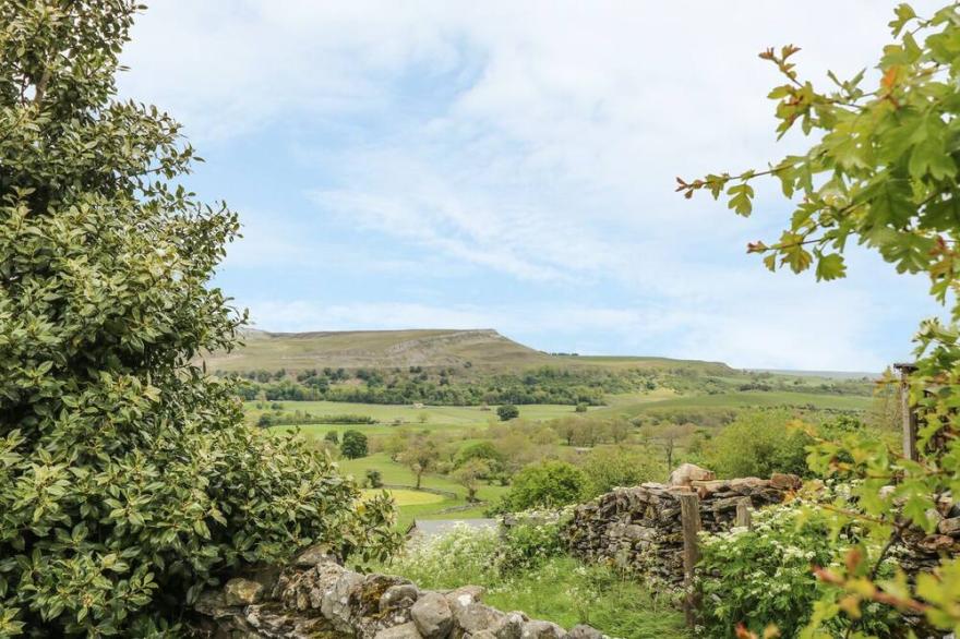 BARN HOUSE, family friendly, with open fire in Thornton Rust
