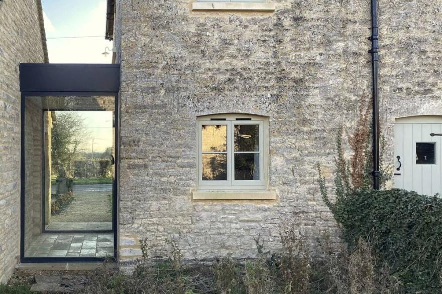 HIGH COGGES FARM HOLIDAY COTTAGES – THE GRANARY in Witney