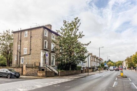 Airy Shepherds Bush Apartment